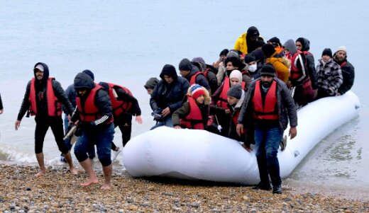 英吉利海峡偷渡船起火　173人获救